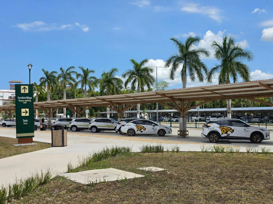 Station de taxis (sortie à gauche du hall des arrivées)