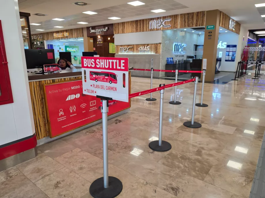 Stand de la compagnie de bus ADO