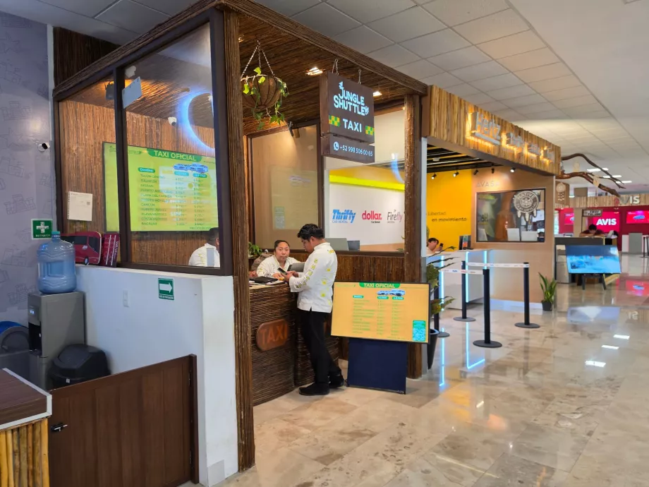 Comptoir de taxis dans le hall des arrivées