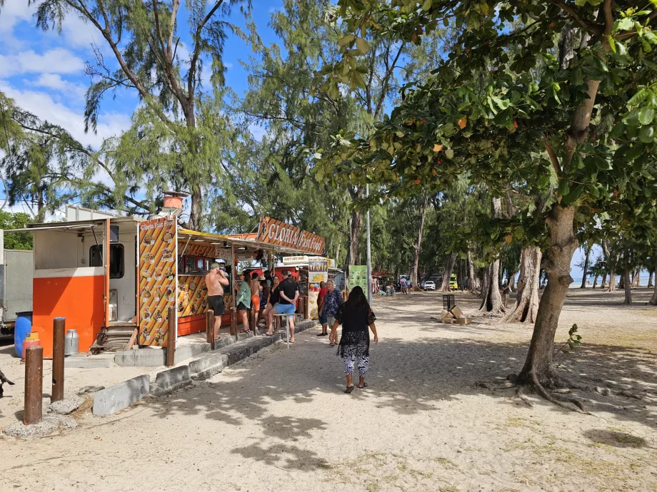 Stands sur la plage de Flic en Flac