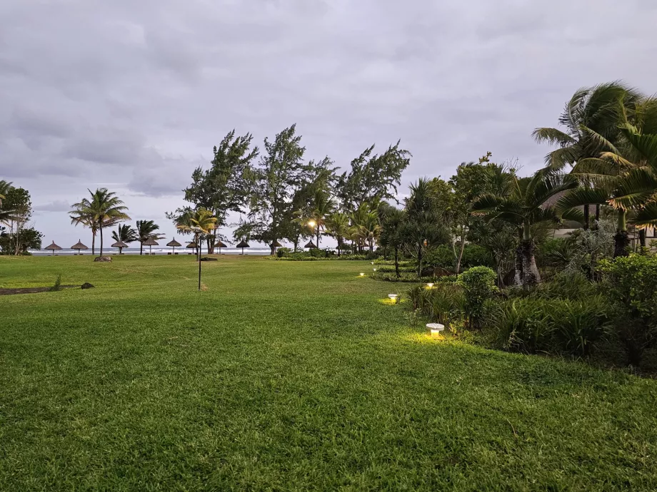 Parc entre les chambres et la plage
