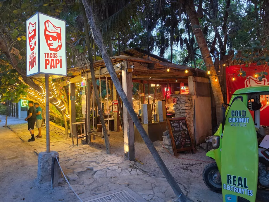 Des tacos dans la rue principale de Tulum