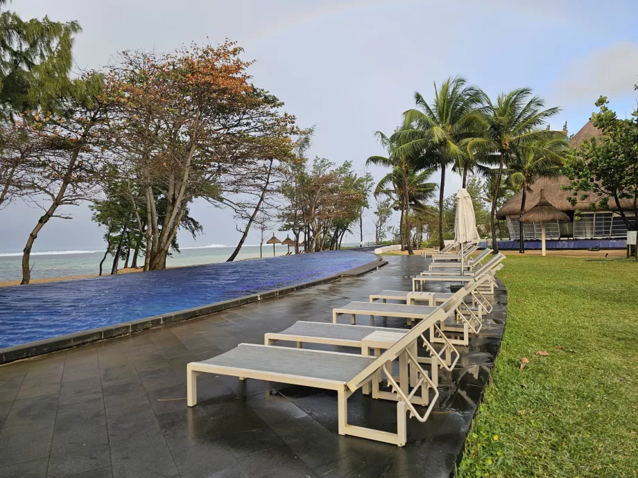 Chaises longues au bord de la piscine