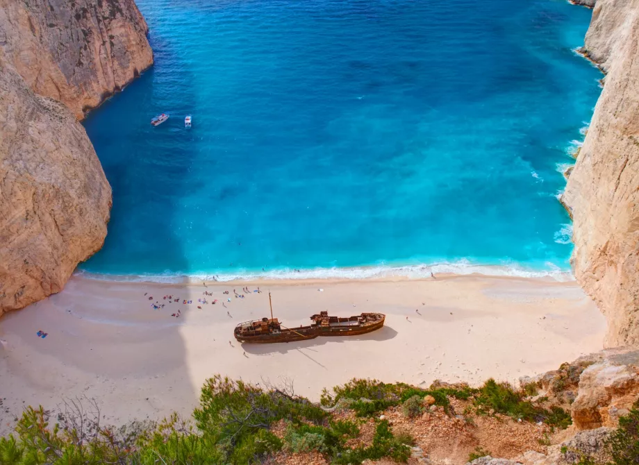 Bateau sur la plage de Navagio