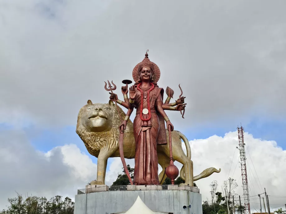 Statues au temple de Grand Bassin