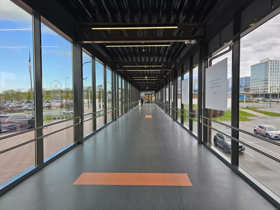Corridor vers les arrêts de tram et de bus