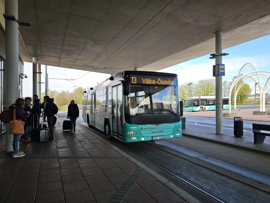 Arrêt de bus en ville