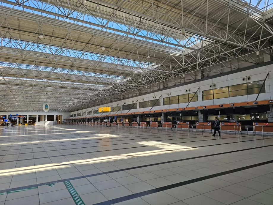 Comptoirs d'enregistrement au terminal 2