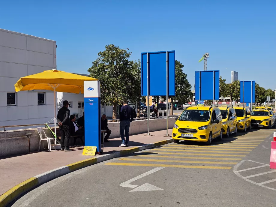 Station de taxis devant le terminal 2