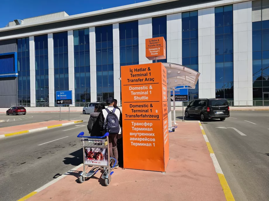 Arrêt de la navette entre les terminaux devant le terminal 2