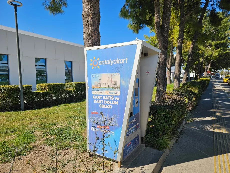 Distributeur automatique AntalyaKart à l'extérieur du terminal 1