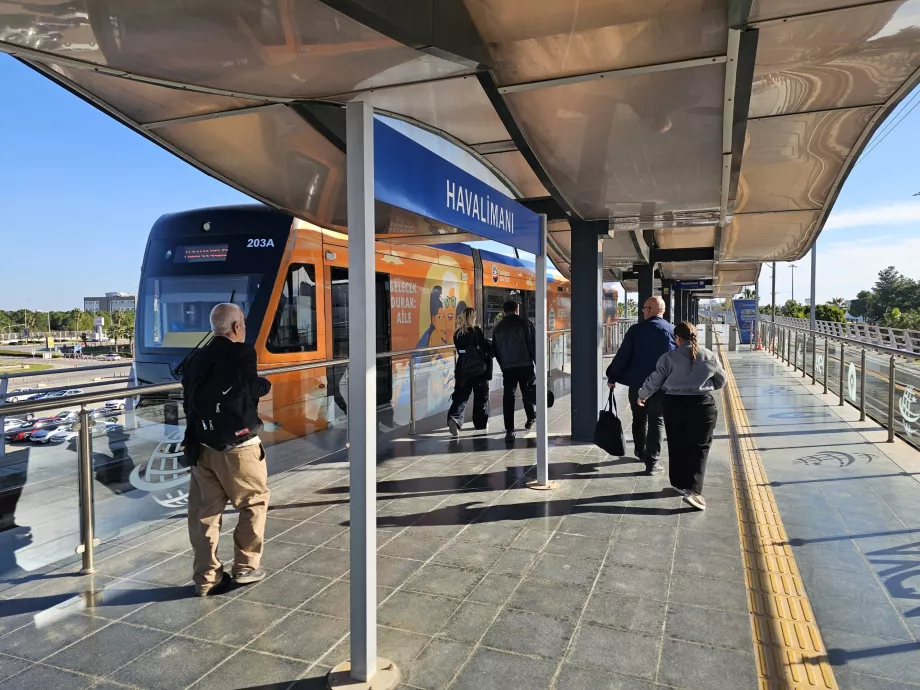 Arrêt de tramway devant le terminal 1