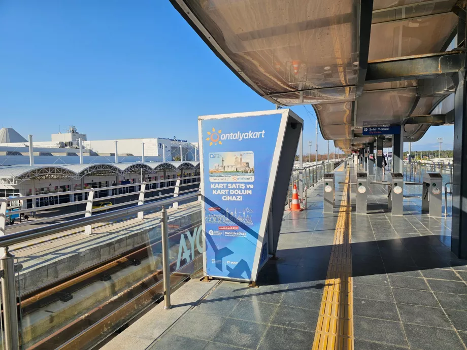 Distributeur de tickets à l'arrêt de tramway
