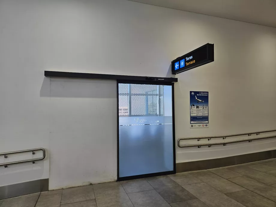 Terrasse fumeur après contrôle de sécurité