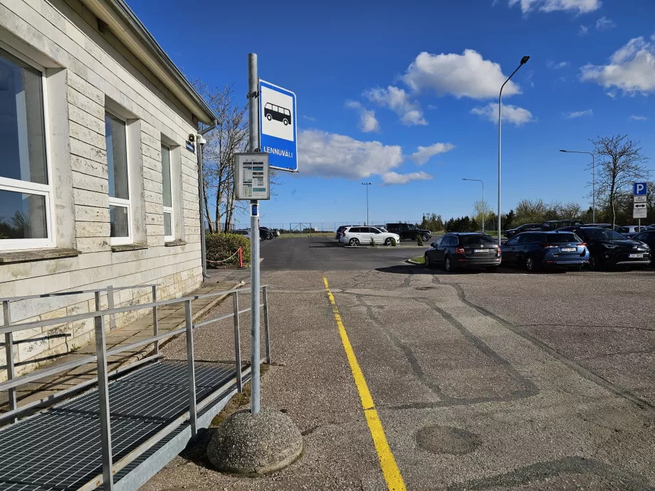 Arrêt de bus devant le terminal