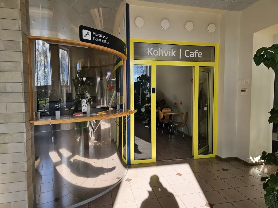 Café dans la partie publique du terminal