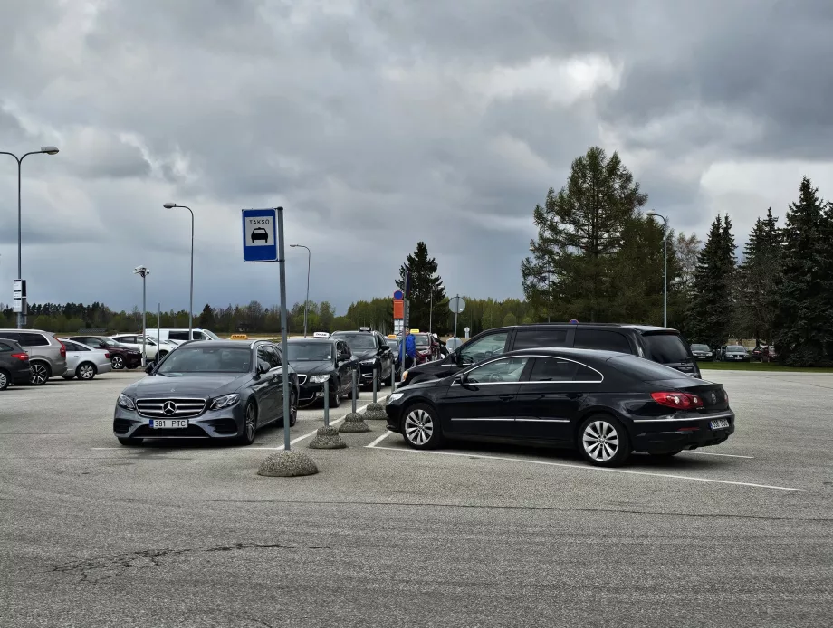 Station de taxis devant le terminal