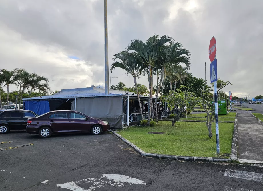 Rafraîchissements sur le parking de l'arrêt de bus