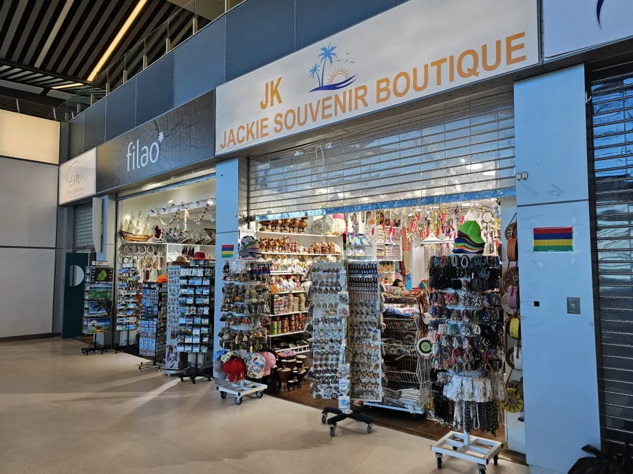 Boutiques de souvenirs dans la zone de transit