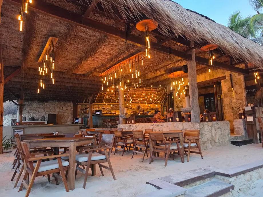 Restaurants le long de la rue principale