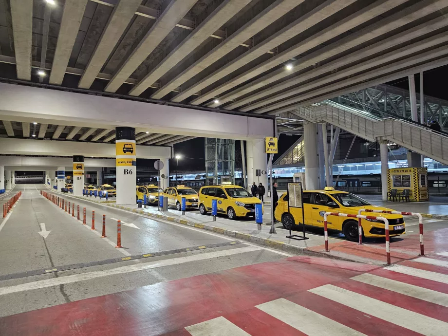 Stations de taxis à l'aéroport d'Izmir