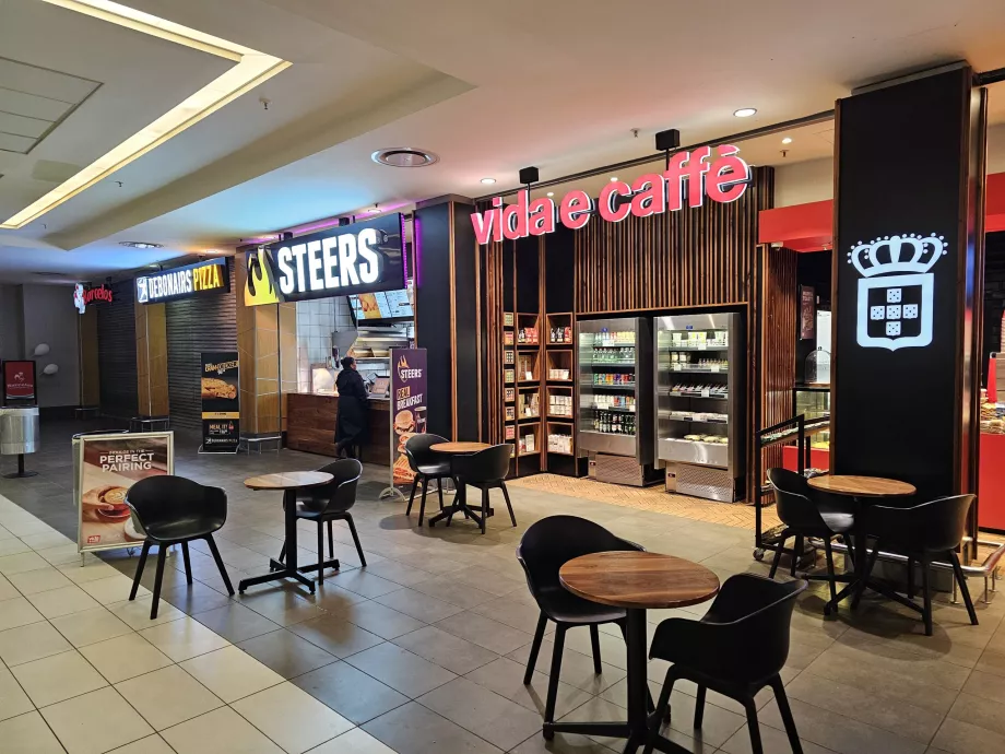 Cafés dans le hall d'arrivée, zone publique