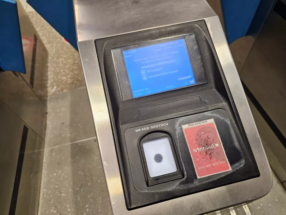 Tourniquet à l'entrée de la station de métro