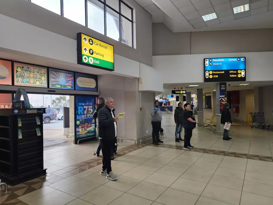 Chauffeurs de taxi dans le hall d'arrivée