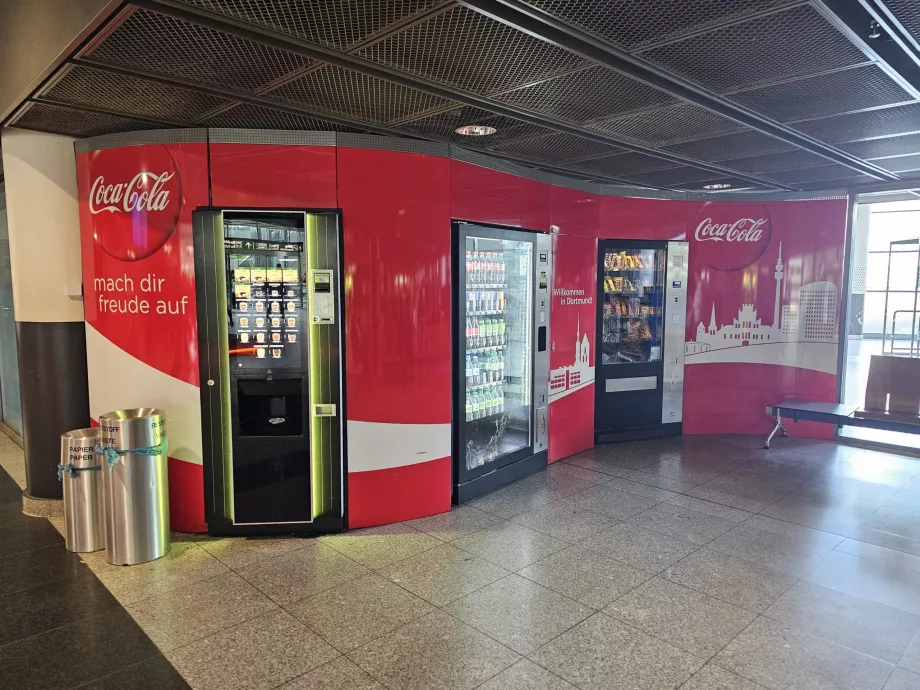 Distributeurs automatiques dans le hall d'arrivée