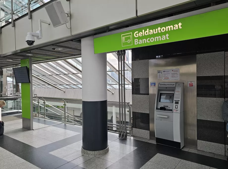 Distributeur de billets dans le hall des départs