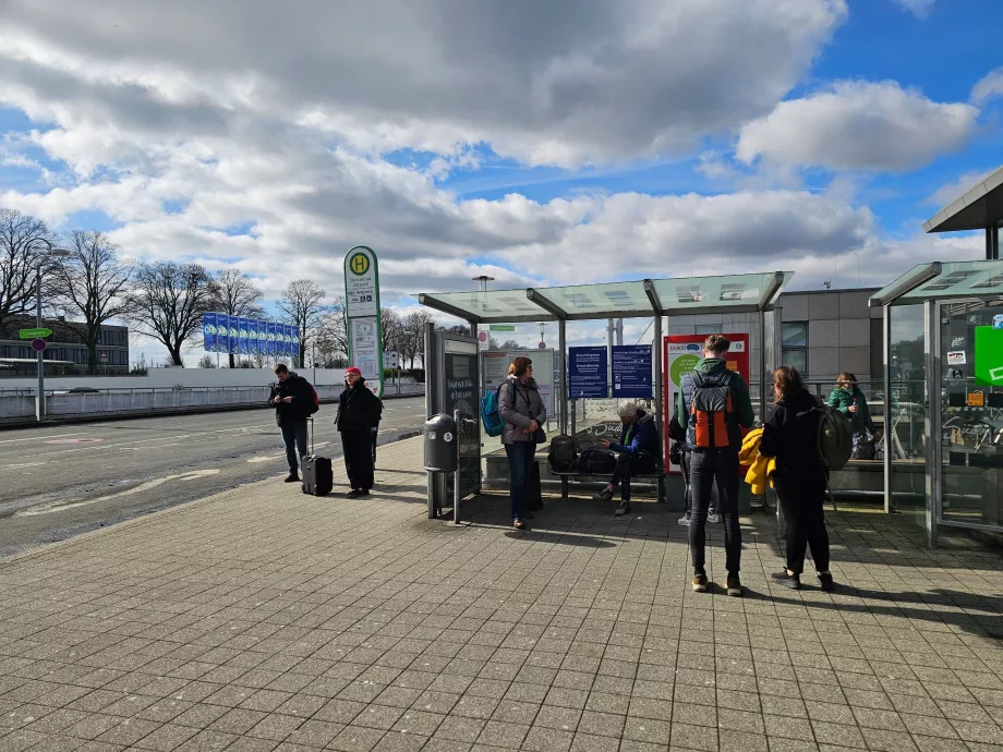 Arrêt de bus 490 et distributeur de billets