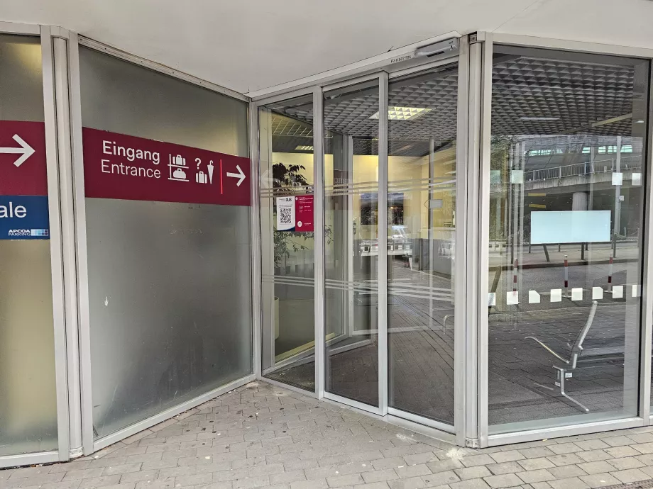 Stockage des bagages dans le garage situé en face du terminal