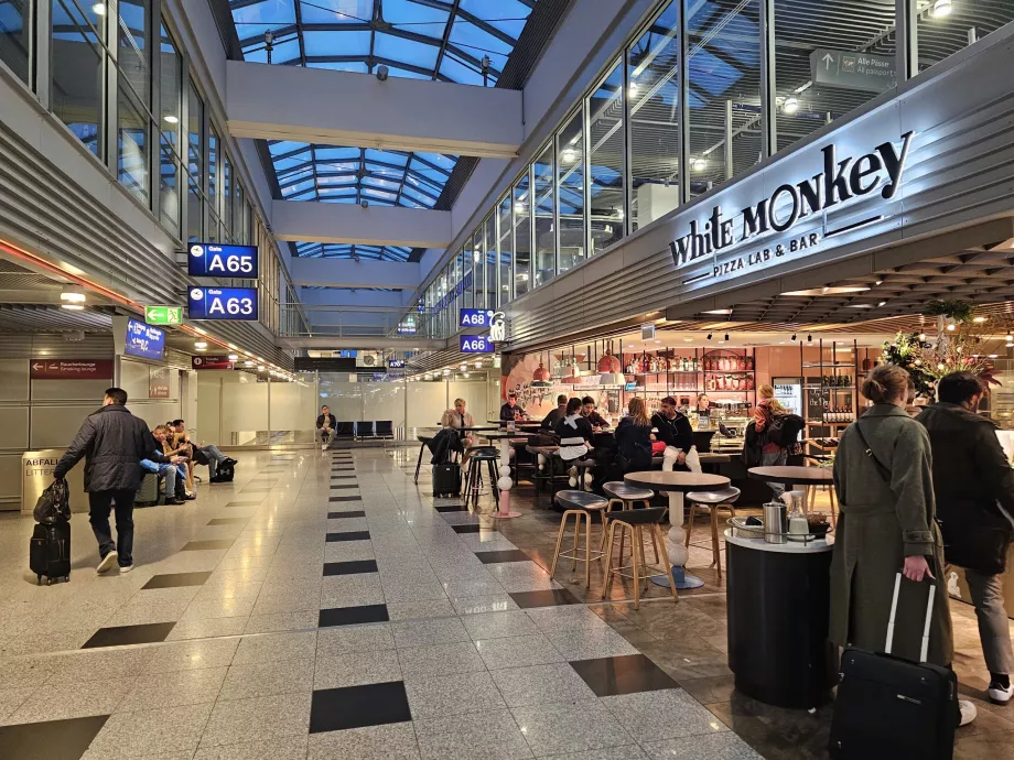 Restaurant dans la zone de transit