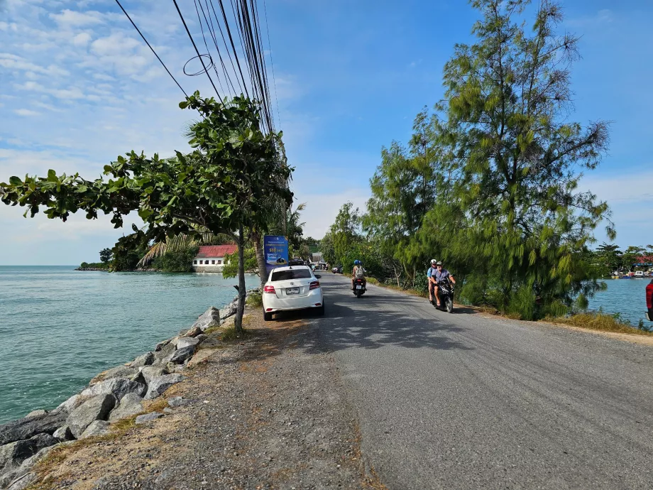 Route vers Wat Phra Yai et parking
