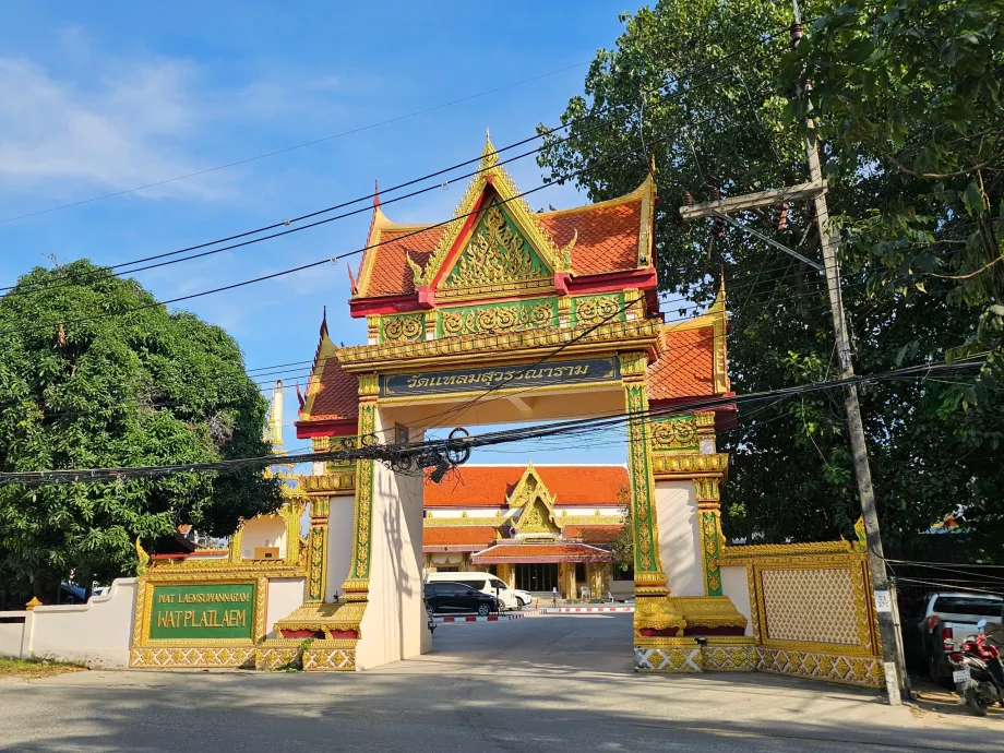 Wat Plai Laem, entrée principale