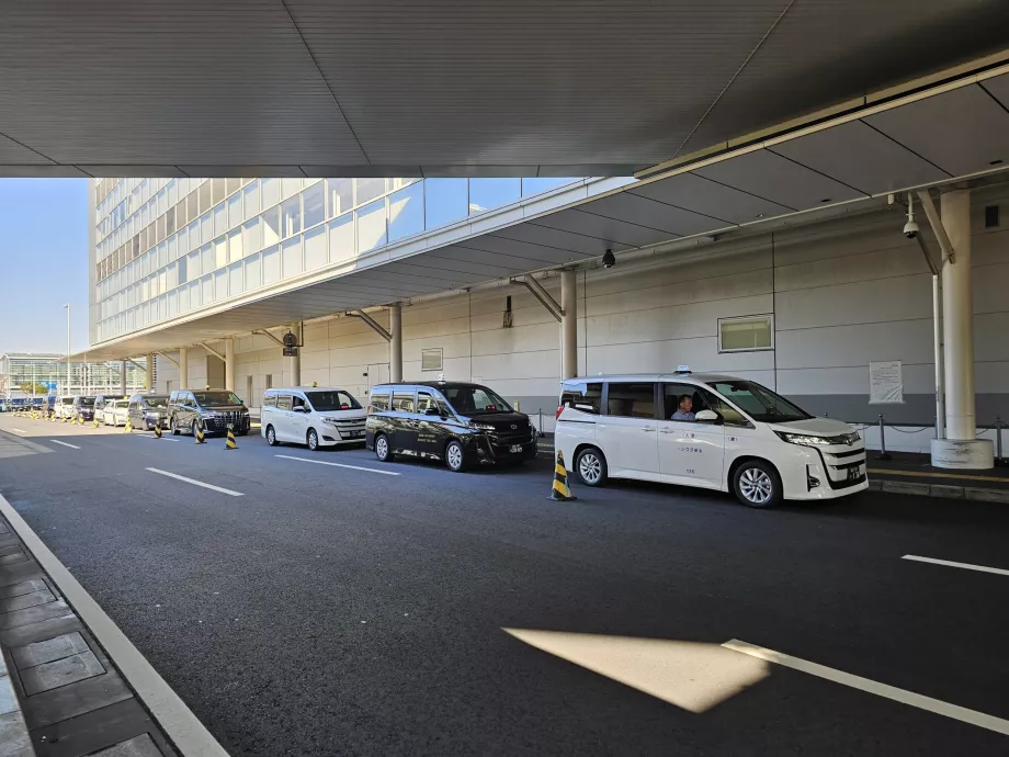 Station de taxis devant le terminal 3