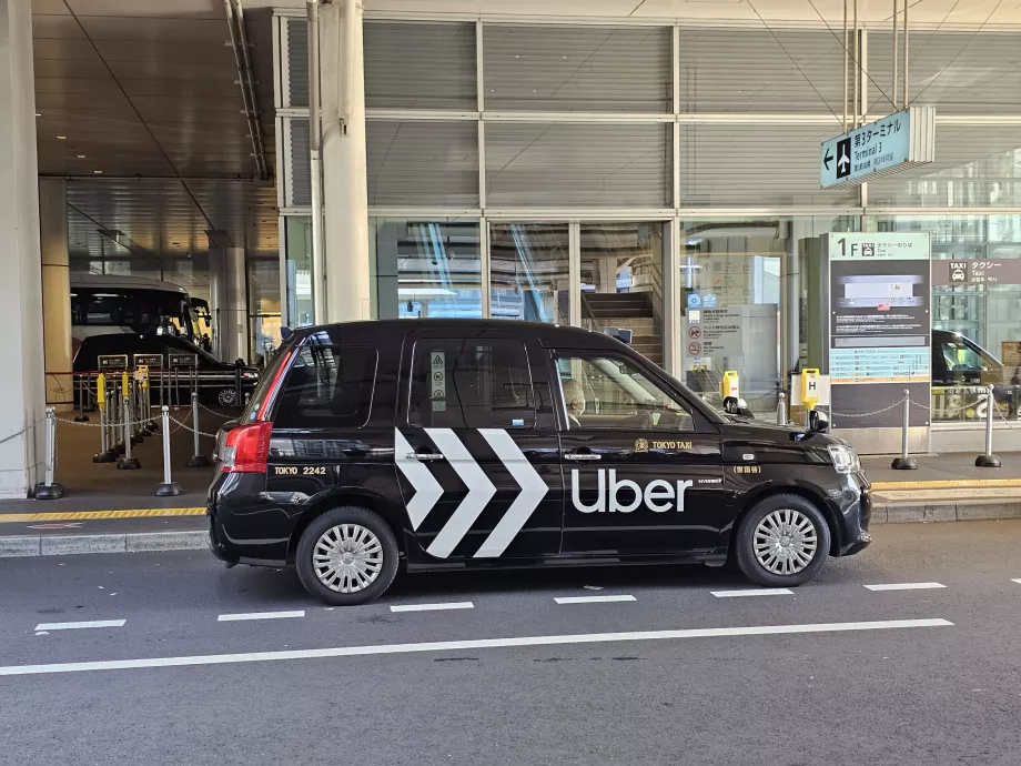 Uber devant le terminal 3
