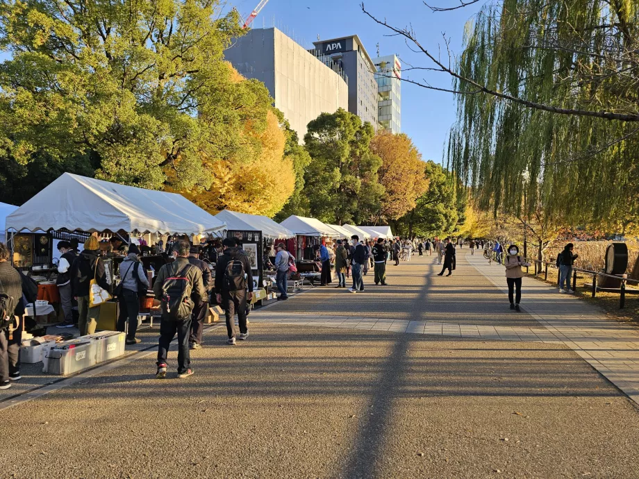Étals de souvenirs dans le parc d'Ueno