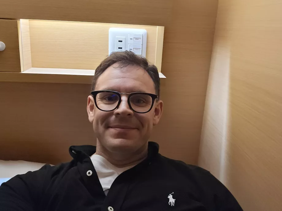 Moi allongé dans une capsule