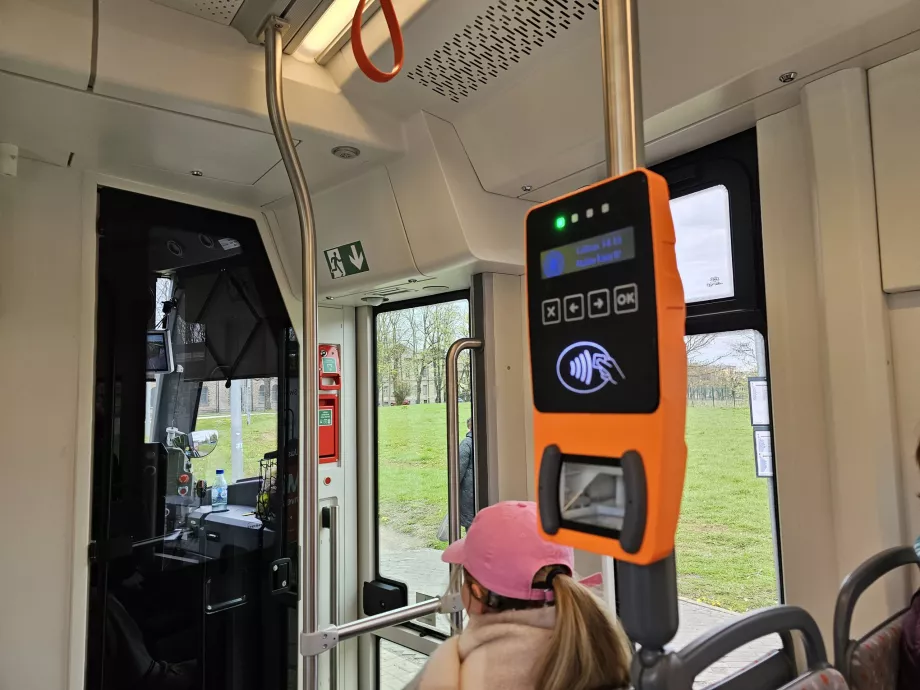 Valideur à la première porte pour le chargement des codes QR