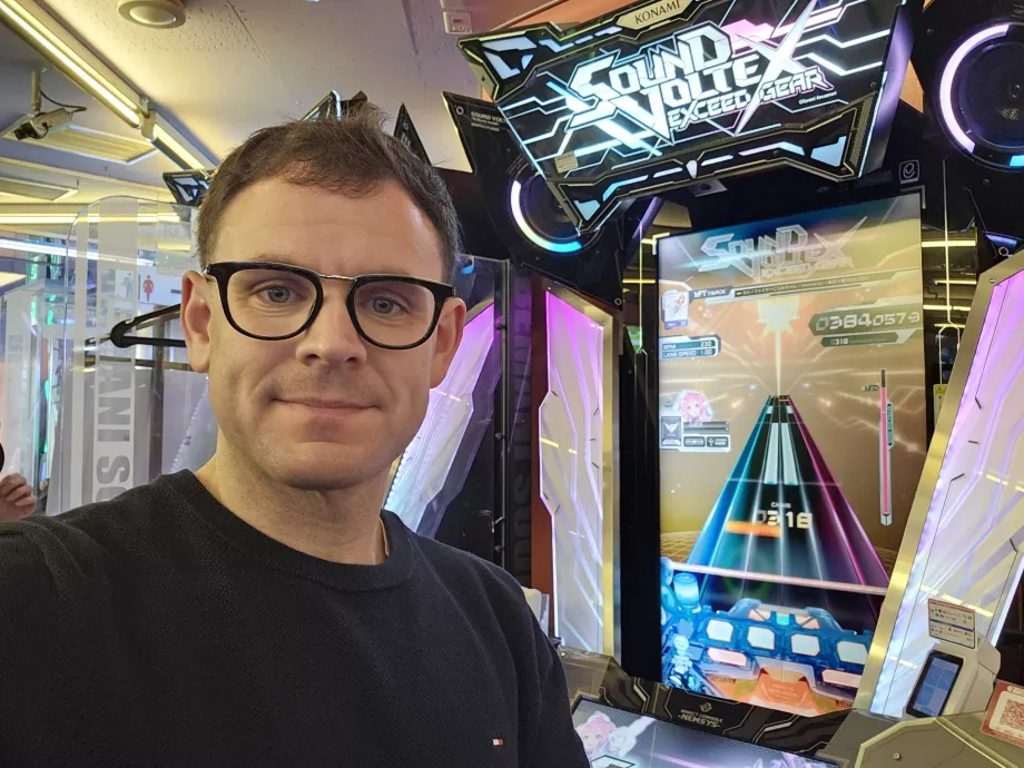 Moi dans la salle de jeux d'Akihabara