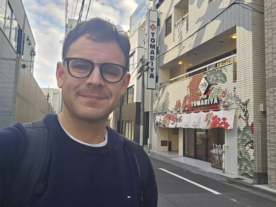 Moi devant l'hôtel Tomariya