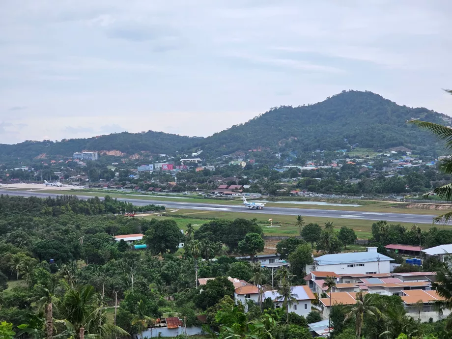Vue de l'aéroport depuis la pagode de Chaweng
