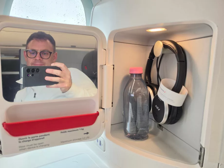 Un miroir, un casque audio et une bouteille d'eau