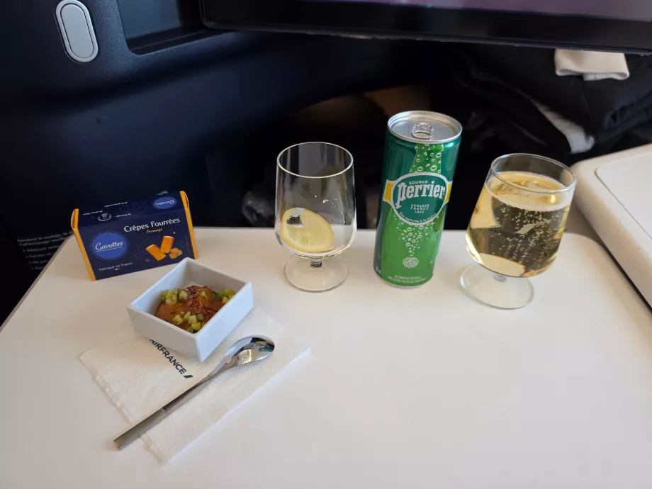 Première étape : des fruits secs, des biscuits et des boissons