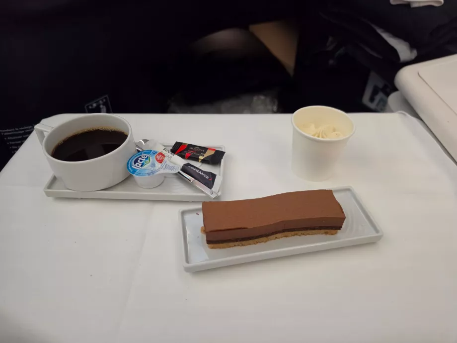 Déjeuner : un dessert au chocolat et un café