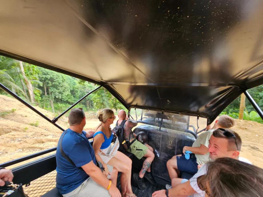 Jeeps de transport jusqu'à la pierre de chevauchement 2