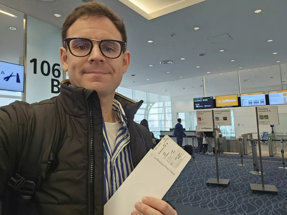 Moi avec une carte d'embarquement de première classe