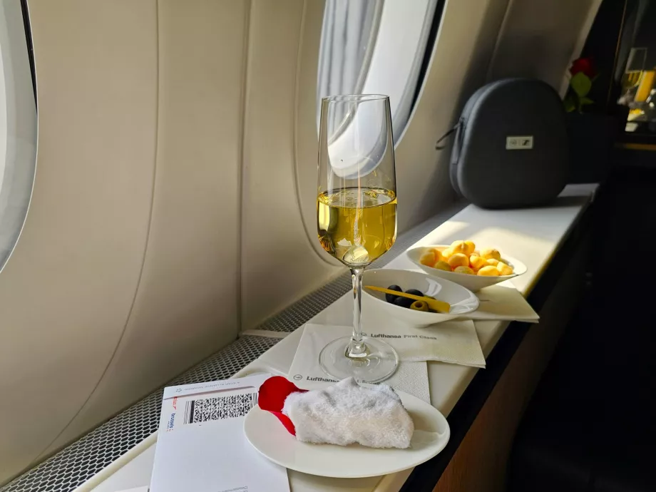 Boisson de bienvenue, noix de macadamia et olives