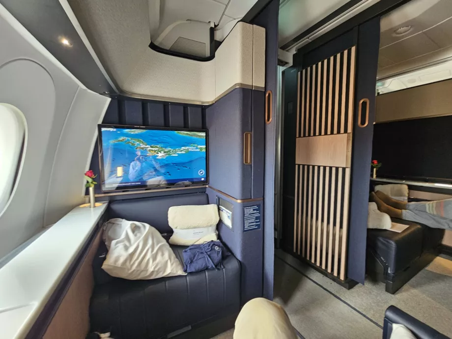 Vue de l'allée et de la double suite adjacente Suite 1D/1E - porte ouverte